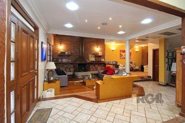 Casa em Porto Alegre, no bairro Guarujá, com 3 dormitório(s), e 3 banheiros, à v