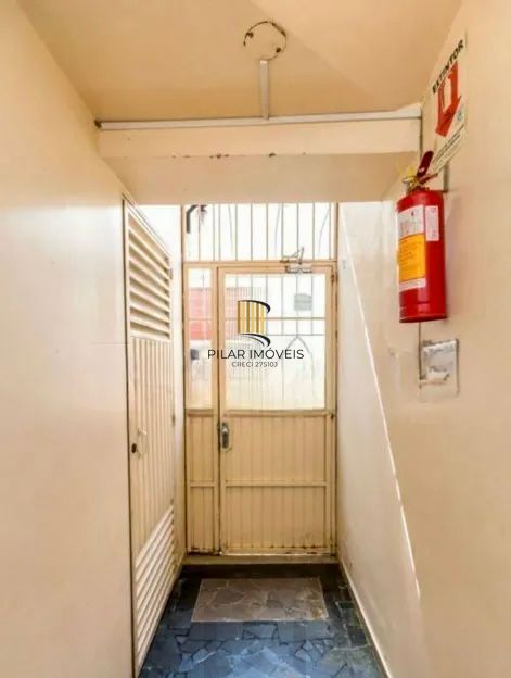 Ótimo apartamento térreo 2 dormitórios, com estacionamento, no coração do Bairro Menino Deus.