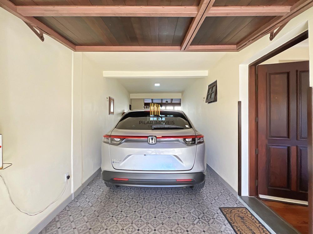 Ótima residência com 3 dormitórios, sendo 1 suíte, lareira e piscina.