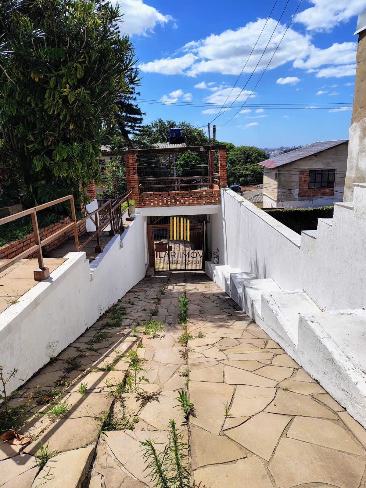 Residência com 3 dormitórios sendo 1 suíte á venda bairro Medianeira
