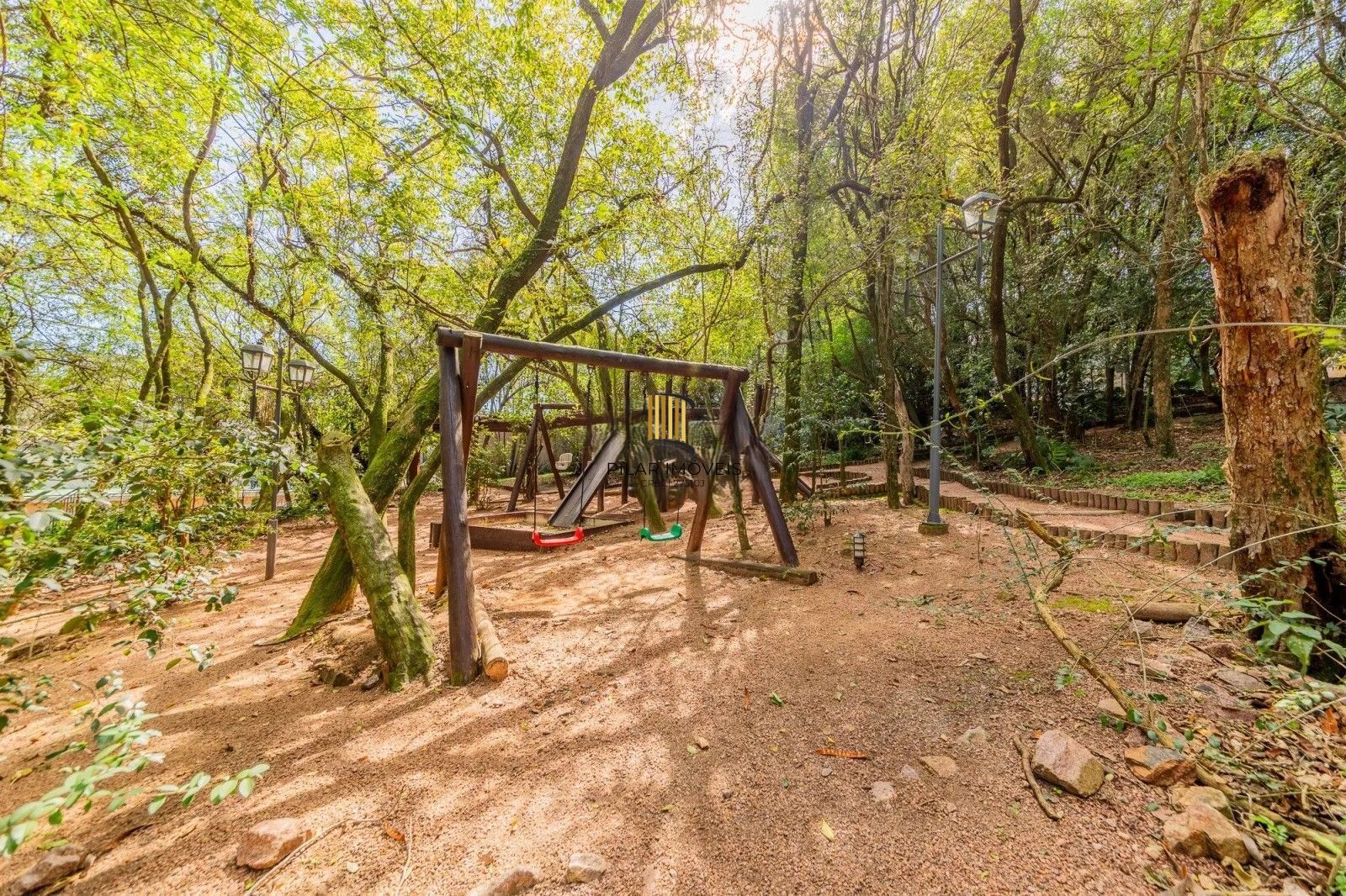 Belíssima casa em condomínio com 218,3m² com 4 dorm., 2 suítes e 2 vagas. Situada no charmoso Residencial Terra Mater.