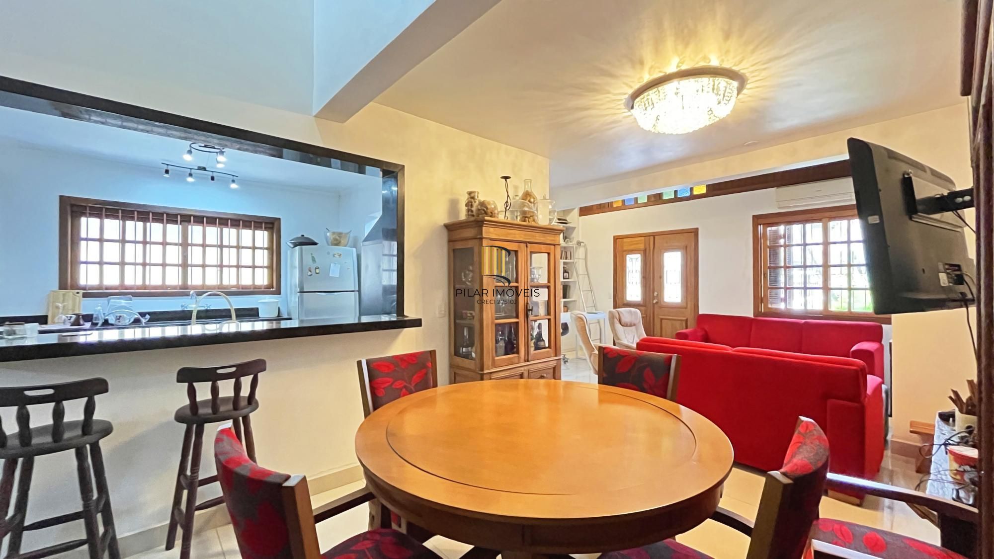 Casa 3D com 2 suítes e piscina.