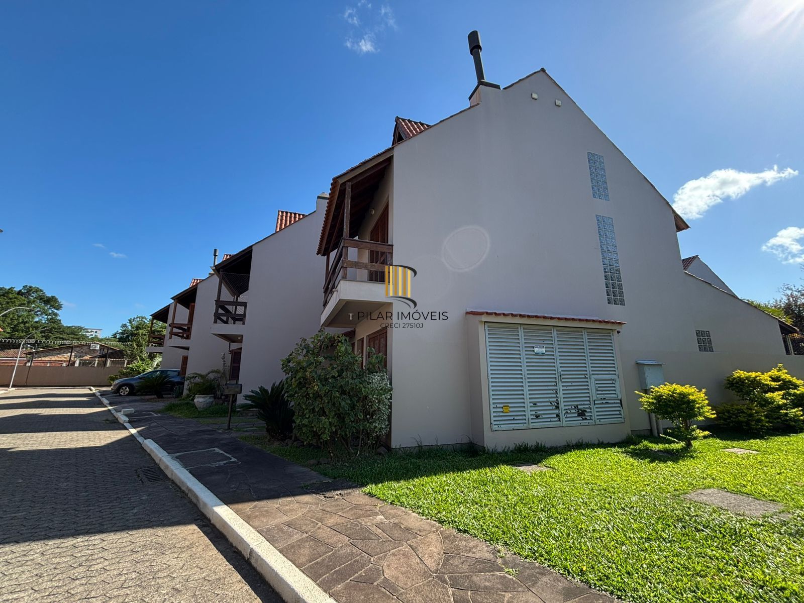 Resodência com 4 dormitórios em condomínio com Energia Solar Privativa.