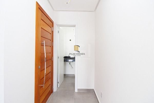 Casa em Porto Alegre, no bairro Hípica, com 2 dormitório(s), e 2 banheiros, à ve