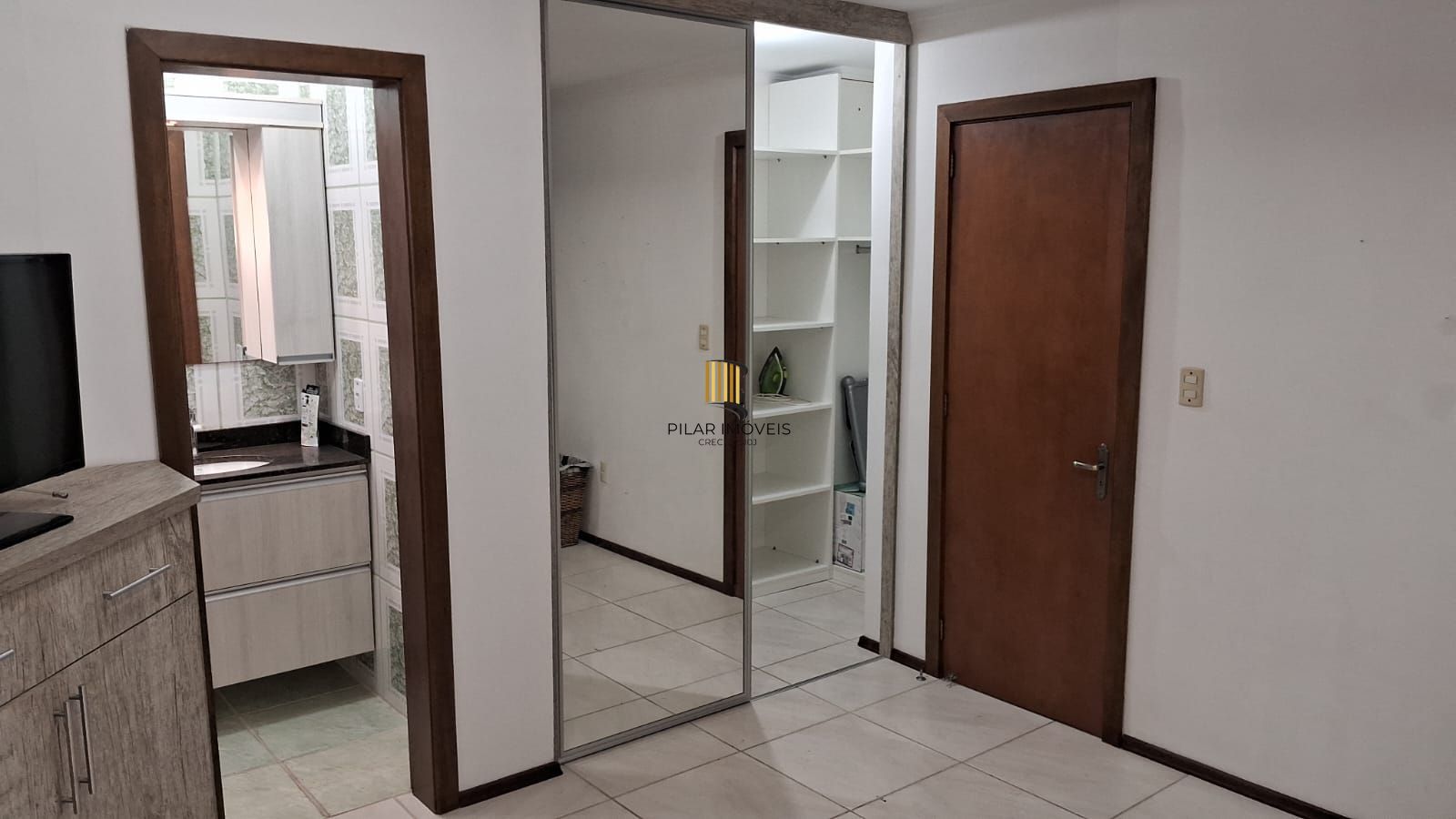 Excelente Residência com 3 dormitórios sendo 2 deles suítes de casal.