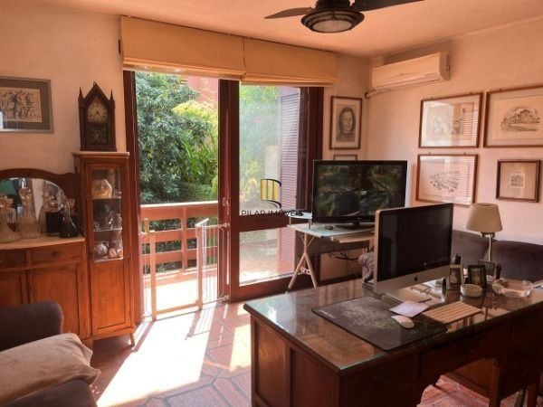 Casa em Porto Alegre, no bairro Vila Assunção, com 3 dormitório(s), à venda.