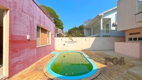 Casa em Porto Alegre, no bairro Nonoai, com 4 dormitório(s), à venda.