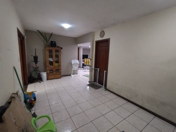 Casa em Porto Alegre, no bairro Vila Nova, com 4 dormitório(s), e 4 banheiros, à