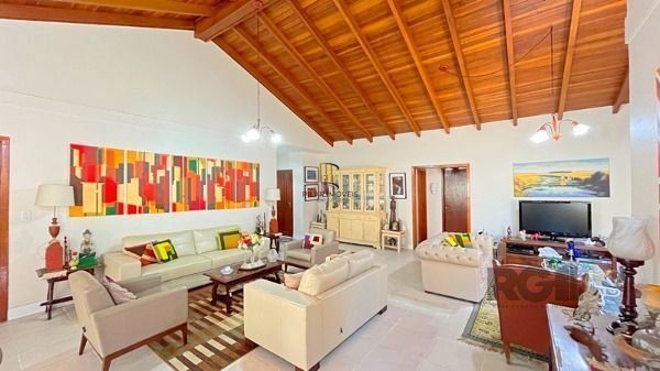 Casa em Porto Alegre, no bairro Nonoai, com 4 dormitório(s), à venda.