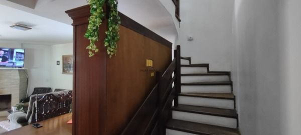 Casa em Porto Alegre, no bairro Guarujá, com 3 dormitório(s), e 3 banheiros, à v