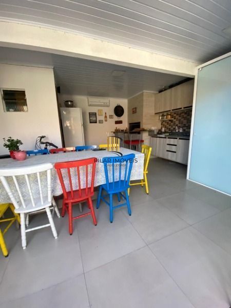 Casa em Porto Alegre, no bairro Hípica, com 2 dormitório(s), e 2 banheiros, à ve