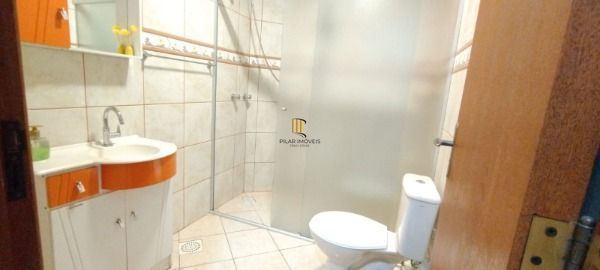 Casa em Porto Alegre, no bairro Nonoai, com 6 dormitório(s), e 6 banheiros, à ve