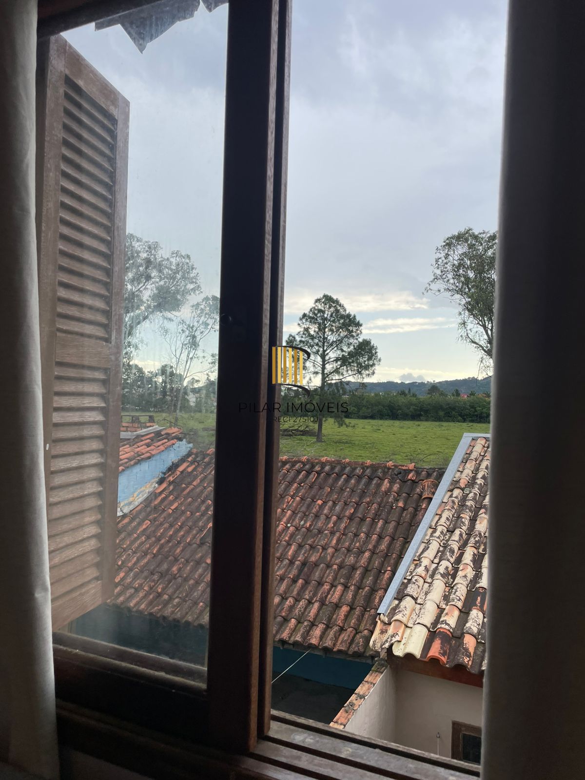 Lindo sobrado com 3 dormitórios á venda no bairro Hípica.