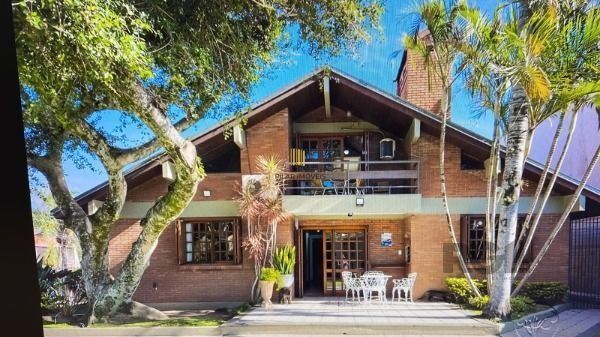 Casa em Porto Alegre, no bairro Ipanema, com 3 dormitório(s), e 3 banheiros, à v