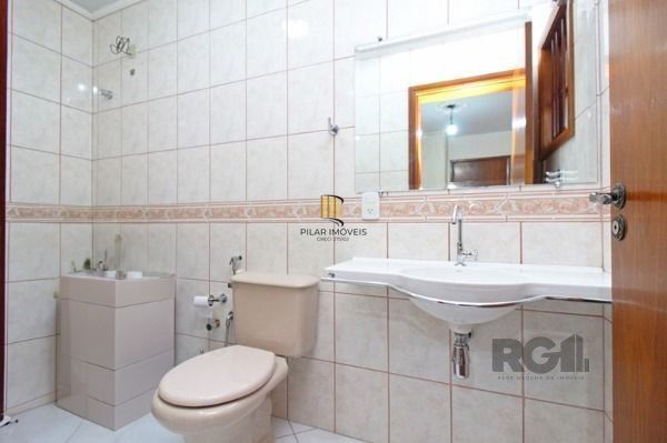 Casa em Porto Alegre, no bairro Tristeza, com 3 dormitório(s), e 3 banheiros, à 