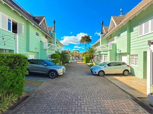 Casa em Condominio fechado com 4 dormitórios e 1 suíte.