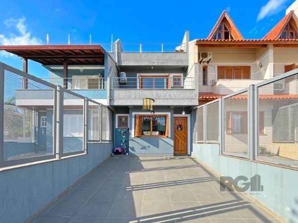 Casa em Porto Alegre, no bairro Guarujá, com 3 dormitório(s), e 3 banheiros, à v