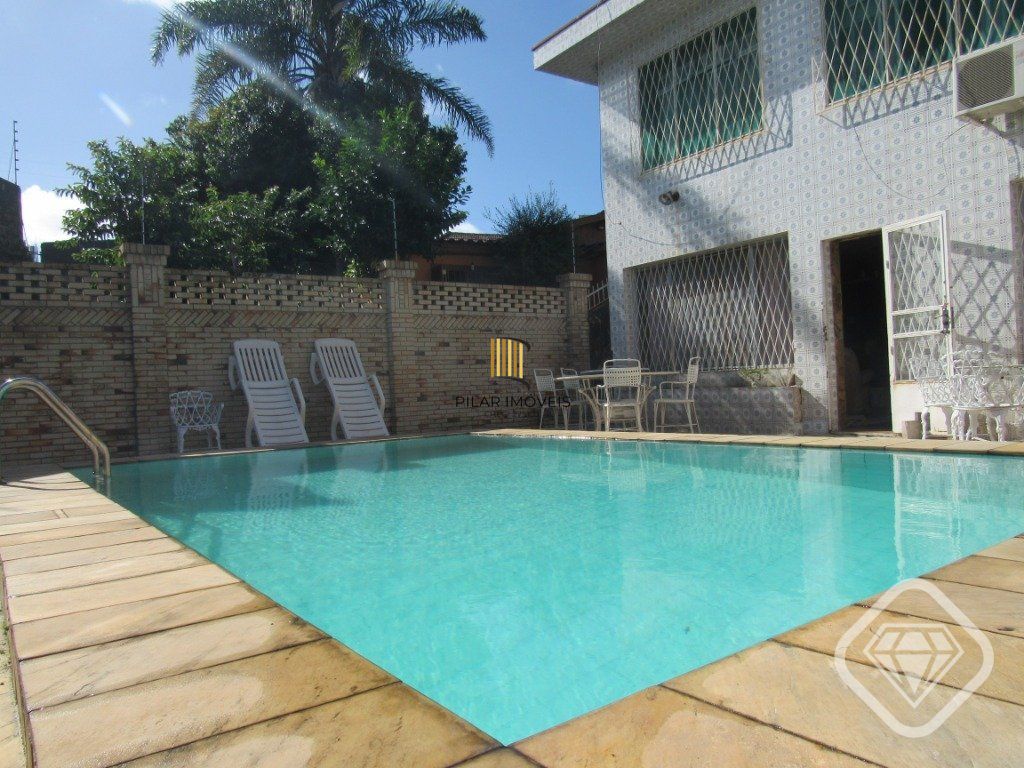 Ótima residência com 4 dormitórios, lareira e piscina no coração do bairro Tristeza.