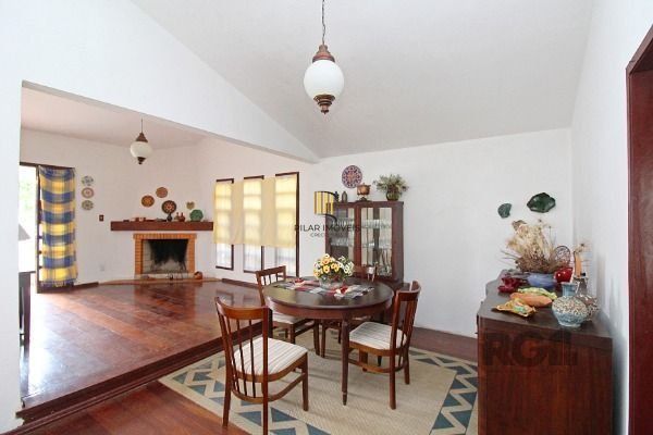 Casa em Porto Alegre, no bairro Guarujá, com 3 dormitório(s), à venda.