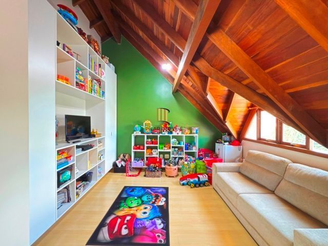 Casa em Condominio fechado com 4 dormitórios e 1 suíte.