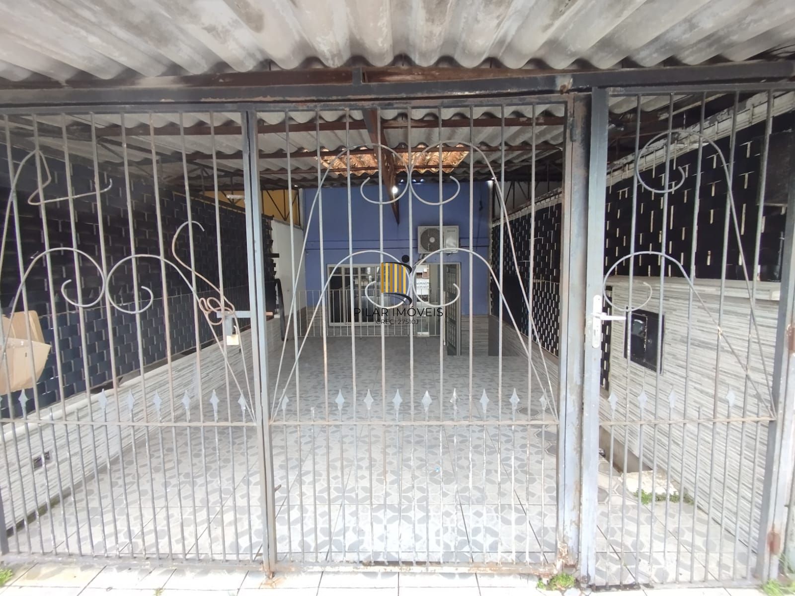 Casa 2 dorm, sala, cozinha, banheiro e área gourmet. Aceita carro no negócio. Nã