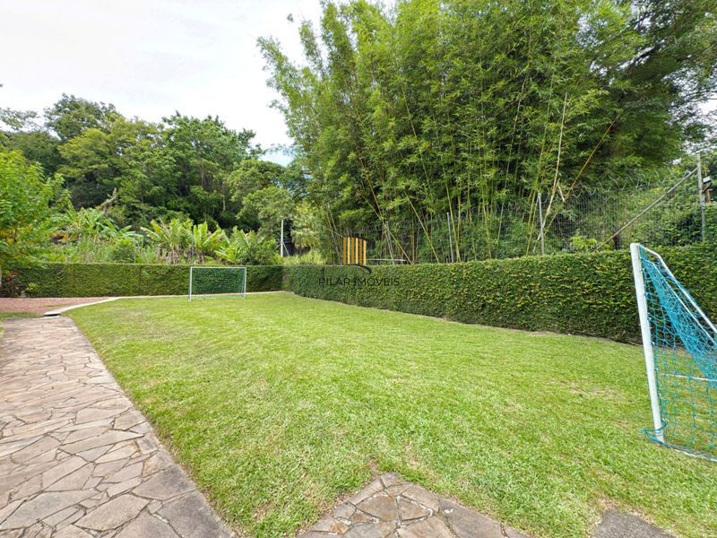 Linda Residência em Condomínio Fechado no Bairro Pedra Redonda.