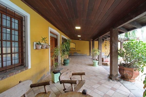 Casa em Porto Alegre, no bairro Guarujá, com 3 dormitório(s), e 3 banheiros, à v