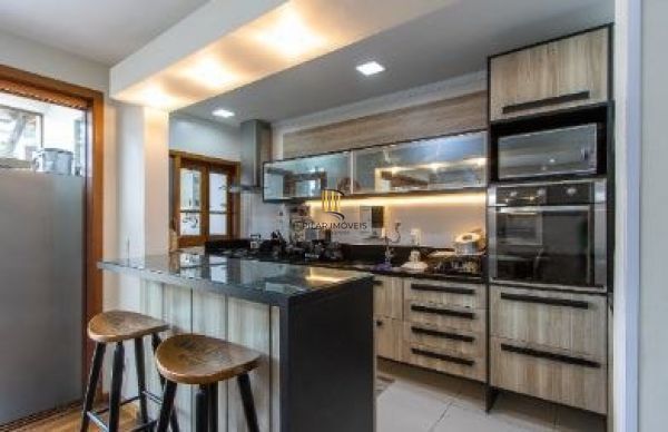 Casa em Porto Alegre, no bairro Ipanema, com 3 dormitório(s), e 3 banheiros, à v