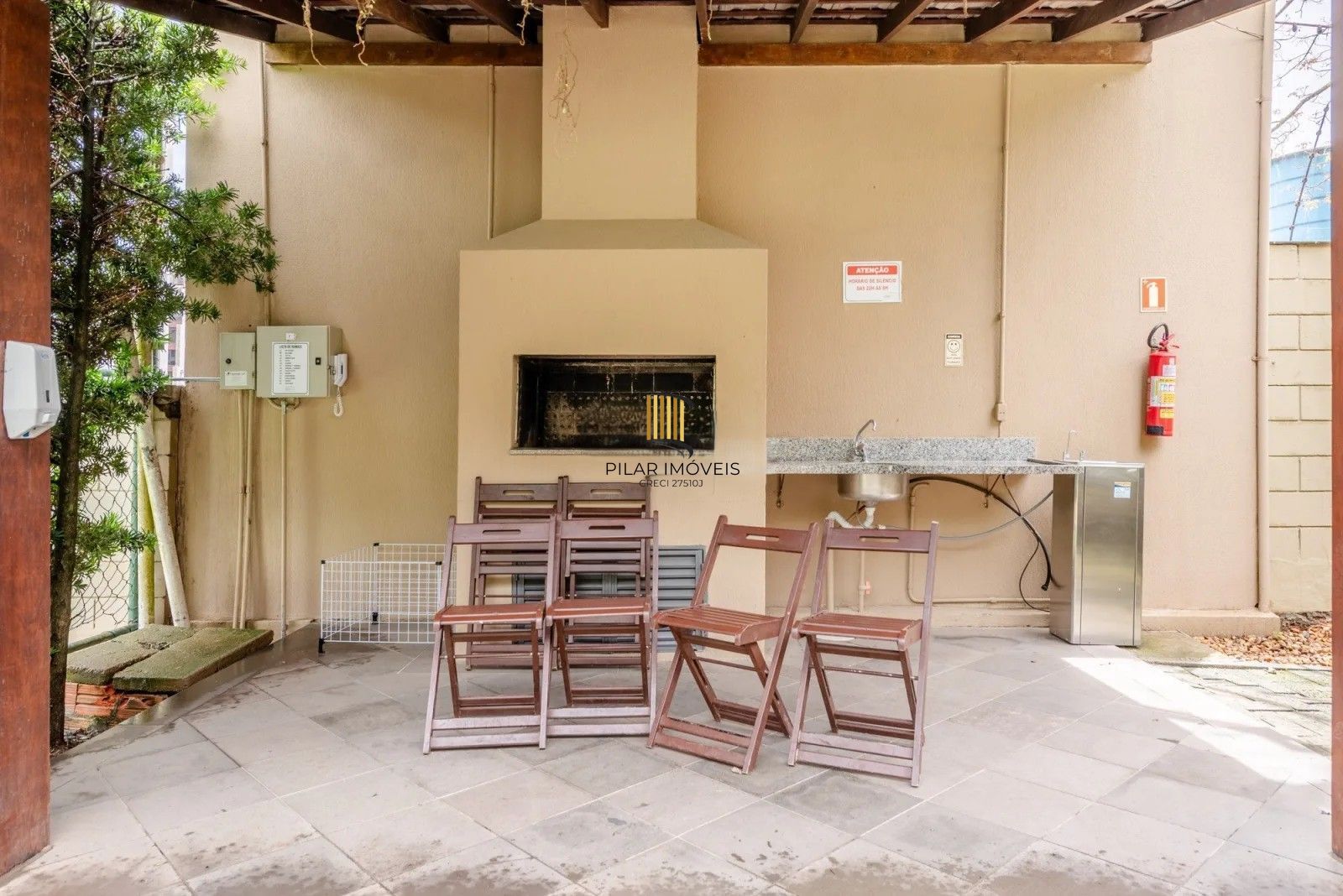 Belíssima casa em condomínio com 218,3m² com 4 dorm., 2 suítes e 2 vagas. Situada no charmoso Residencial Terra Mater.