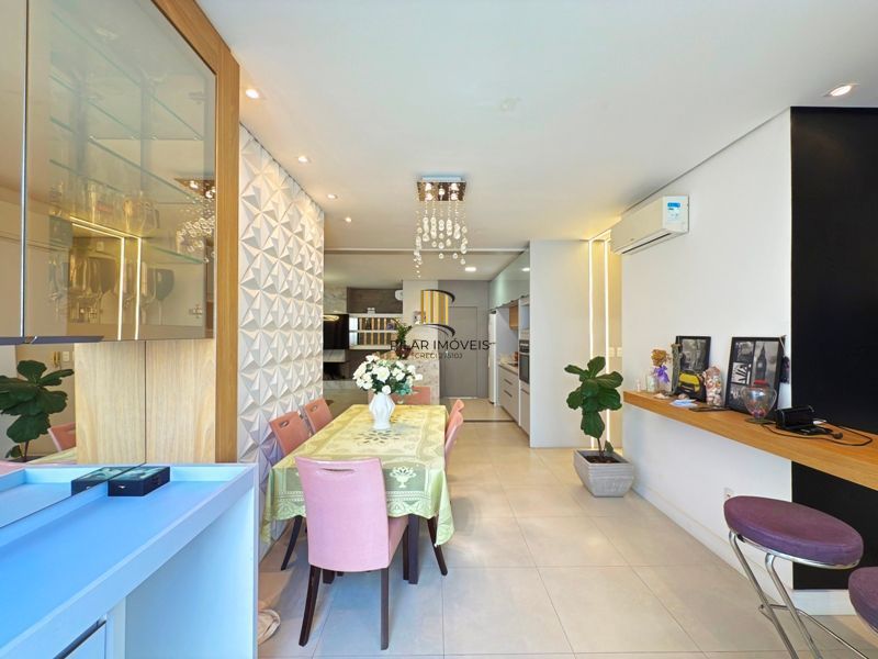 Casa térrea em condomínio fechado com 3 suítes.