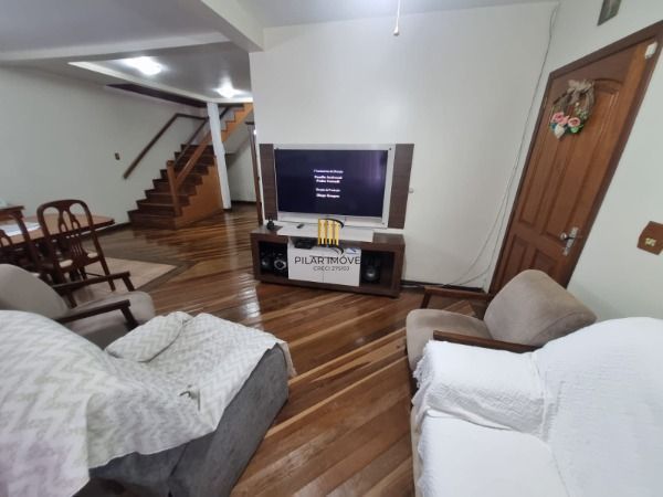 Sobrado em Porto Alegre, no bairro Ponta Grossa, com 4 dormitório(s), e 4 banhei