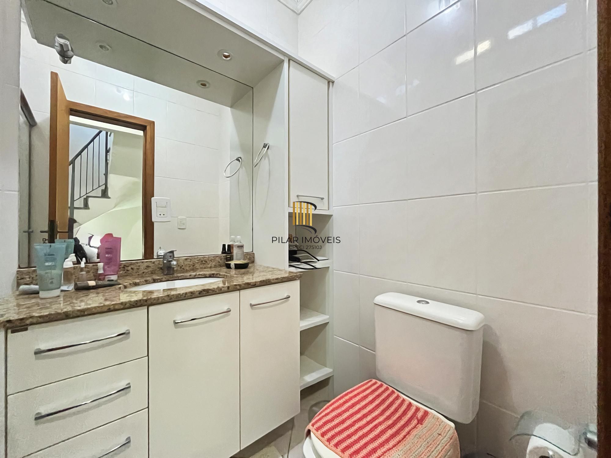 Residência com 4 dormitórios sendo 1 suites no Bairro Guarujá.