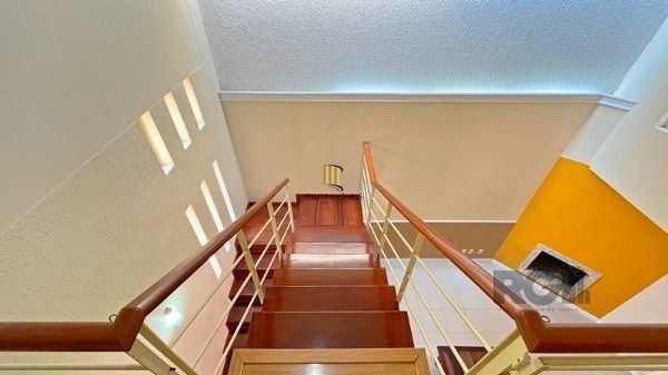 Casa em Porto Alegre, no bairro Nonoai, com 4 dormitório(s), à venda.