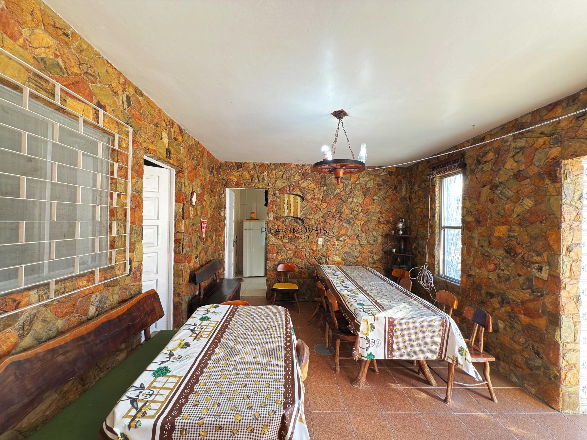 Ótima residência com 4 dormitórios, lareira e piscina no coração do bairro Tristeza.