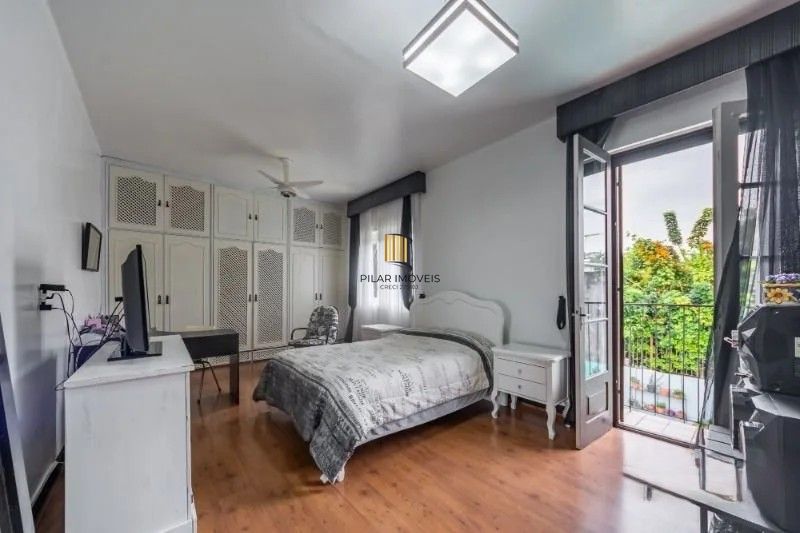 Belíssima casa de esquina, em estilo colonial com 277m2 de área privativa, terreno com 1014m2, 4 dormitórios e 3 suítes.