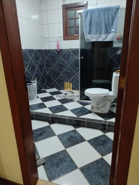 Casa em Porto Alegre, no bairro Vila Nova, com 4 dormitório(s), e 4 banheiros, à