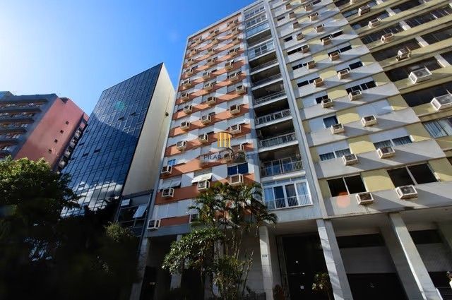 Amplo apartamento de 130m² privativos no Centro Histórico de Porto Alegre.