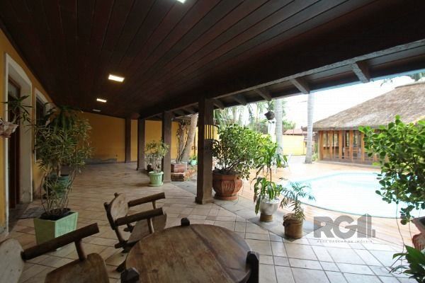 Casa em Porto Alegre, no bairro Guarujá, com 3 dormitório(s), e 3 banheiros, à v