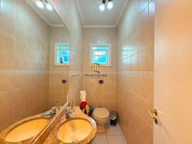 Casa em Condominio fechado com 4 dormitórios e 1 suíte.