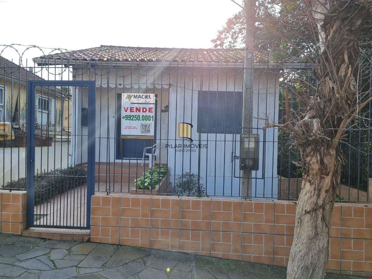 Casa em Porto Alegre, no bairro Nonoai, com 3 dormitório(s), e 3 banheiros, à ve