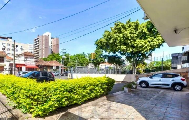 Ótimo apartamento térreo 2 dormitórios, com estacionamento, no coração do Bairro Menino Deus.