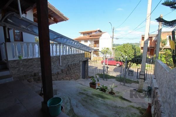 Sobrado em Porto Alegre, no bairro Vila Nova, com 3 dormitório(s), e 3 banheiros