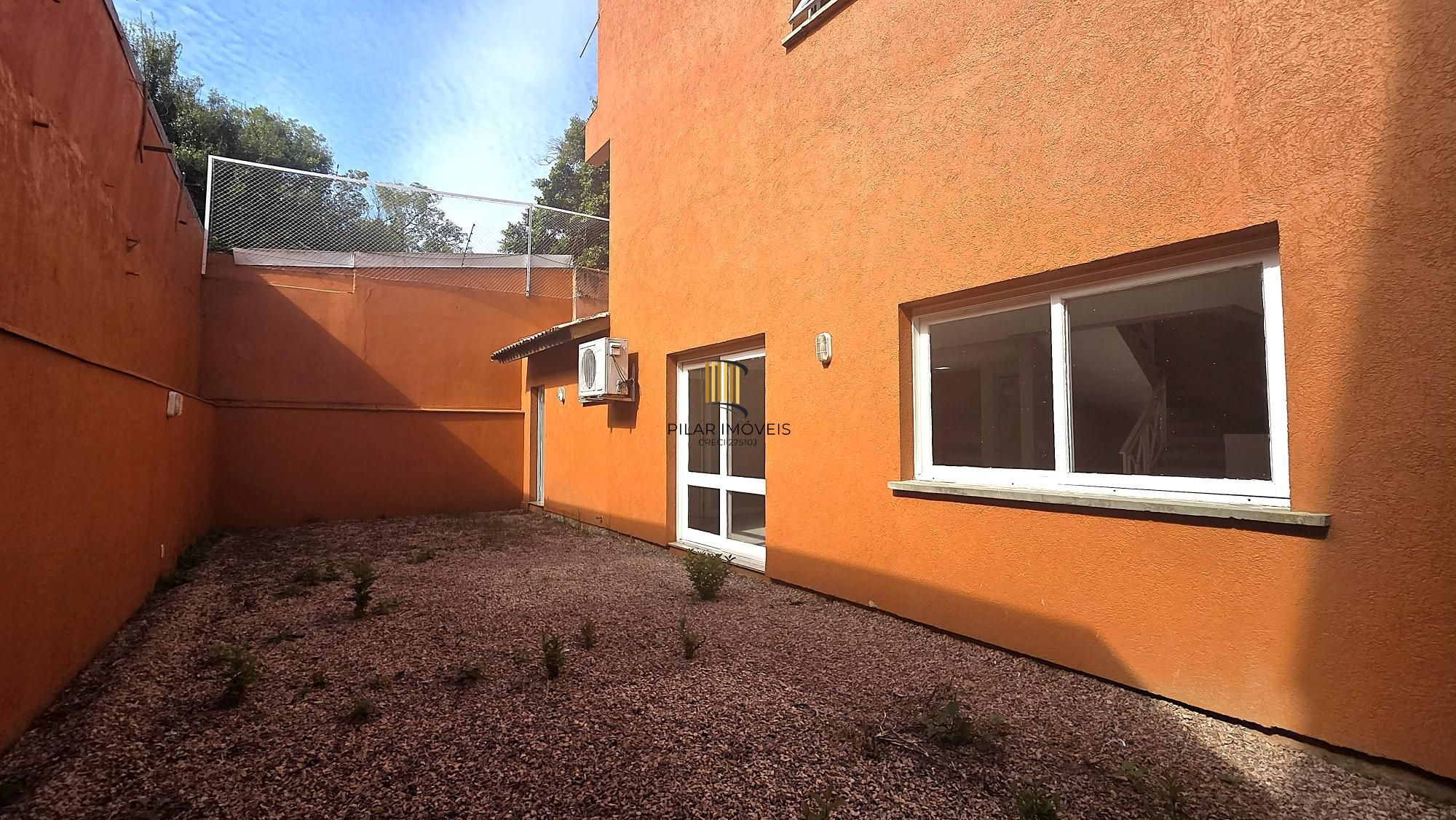 Excelente casa em condomínio fechado, com 252 m² de área privativa, com 4 dormitórios, 1 suíte e 2 vagas de garagem.