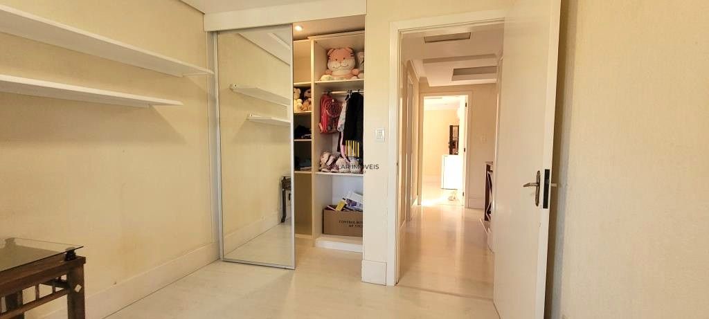 Excelente Casa de Esquina no Residencial Bahamas – Ipanema, com 351m² privativos, 4 dormitórios e duas vagas de garagem.