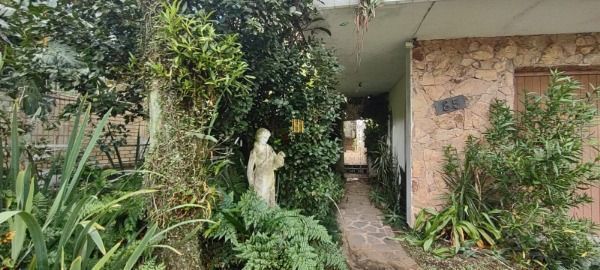 Casa em Porto Alegre, no bairro Jardim Isabel, com 5 dormitório(s), e 5 banheiro