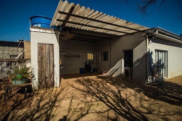 Casa em Porto Alegre, no bairro Vila Nova, com 6 dormitório(s), e 6 banheiros, à