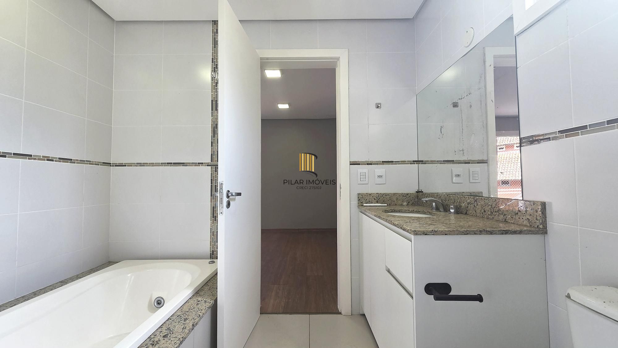 Excelente casa em condomínio fechado, com 252 m² de área privativa, com 4 dormitórios, 1 suíte e 2 vagas de garagem.