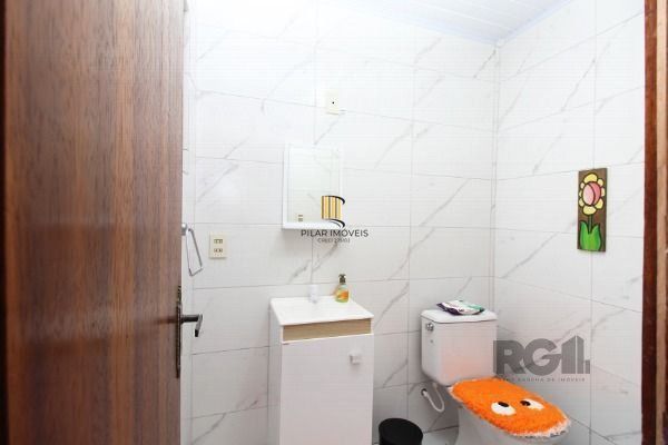 Sobrado em Porto Alegre, no bairro Vila Nova, com 3 dormitório(s), e 3 banheiros