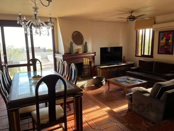 Casa em Porto Alegre, no bairro Vila Assunção, com 3 dormitório(s), à venda.