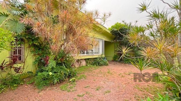 Casa em Porto Alegre, no bairro Ipanema, com 4 dormitório(s), e 4 banheiros, à v